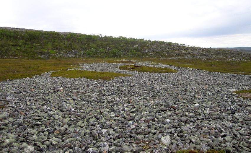 Hevede strandavsetninger (strandvoll) ved Varangerbotn i Finnmark. 