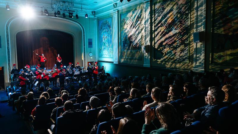 Bilde av musikere og publikum på Verdensteatret i Tromsø