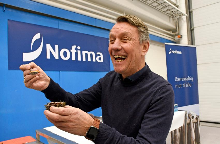 Tromsøs ordfører Gunnar Wilhelmsen smaker på kråkebolle.