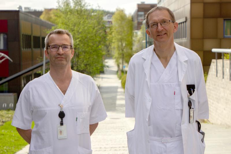 Professorene Bjørn Oddvar Eriksen og Toralf Melsom ved UiT Norges arktiske universitet og Universitetssykehuset i Nord-Norge. 