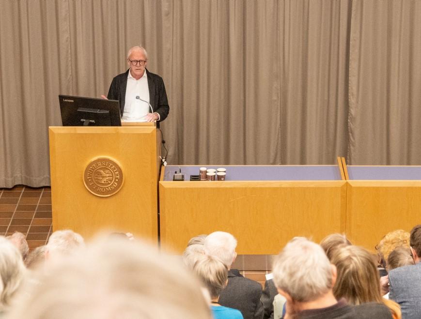 Narve Fulsås bok "Ibsen in Context" har blitt valgt ut som en av Choice Outstanding Academic Titles 2022. " Her holder Fulsås foredrag da historiefaget markerte sitt 50 års.jubileum i fjor. 