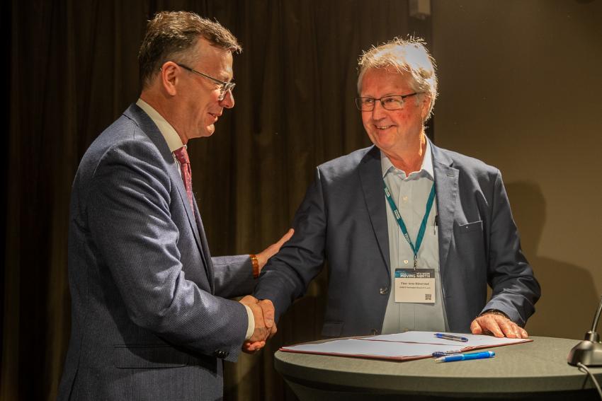 Rektor ved UiT, Dag Rune Olsen (t.v.) og konstituert konsernsjef i NORCE, Thor Arne Håverstad under signeringen.