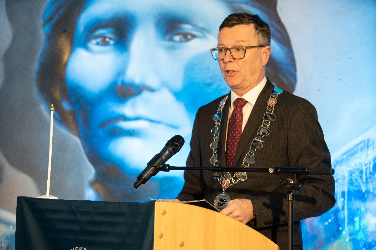 Rektor ved UiT, Dag Rune Olsen, holder tale på UiTs markering av samenes nasjonaldag på campus Alta. 