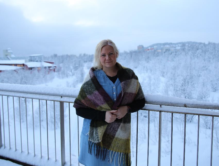 Et bilde av Ingvild Ulrikke Jakobsen som poserer utendørs om vinteren i Tromsø. Selv om det ser kaldt ut, ser det ikke ut som om Ingvild fryser...