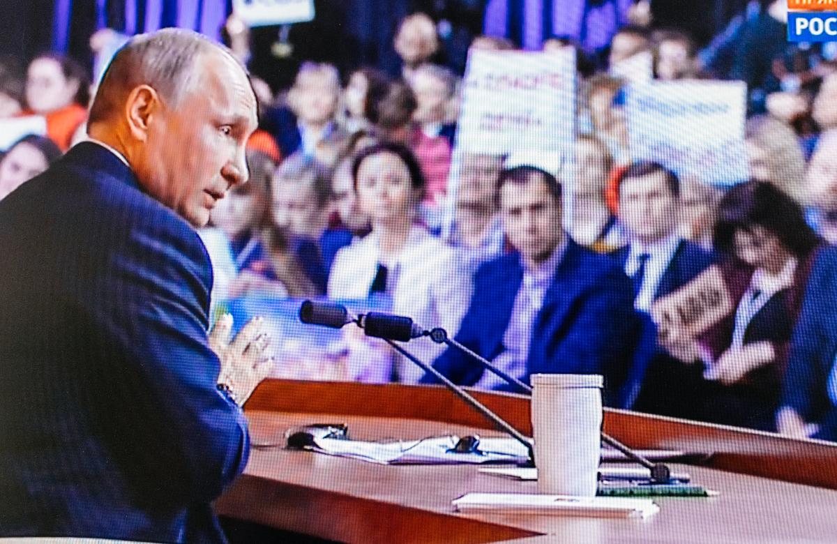 Vladimir Putin under en tidligere pressekonferanse. 