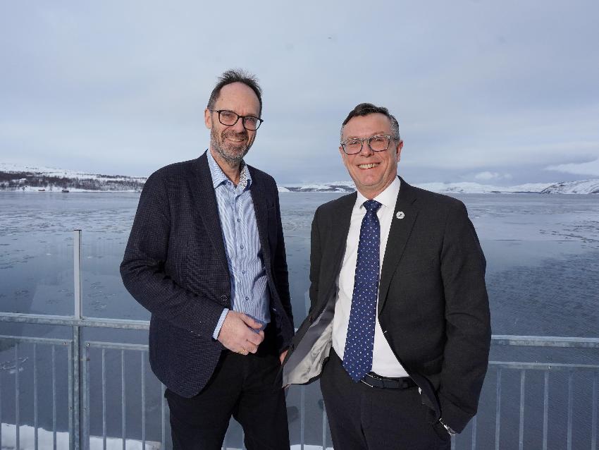 Direktør for Senter for hav og Arktis, Jan-Gunnar Winther (t.v.) og rektor ved UiT, Dag Rune Olsen. 