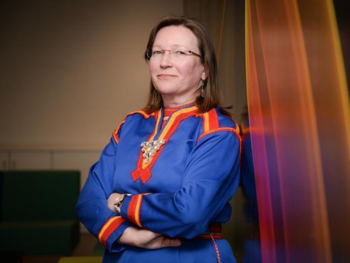 Portrett av ei kvinne i samisk kofte.