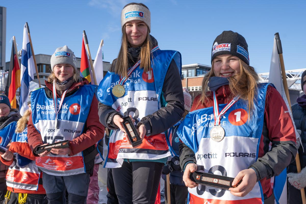 Tre av juniorkjørerne i årets Finnmarksløpet: Elisabeth Kristensen (i midten), Eline Andrea Andersen (t.v.) og Mina Hykkerud. 