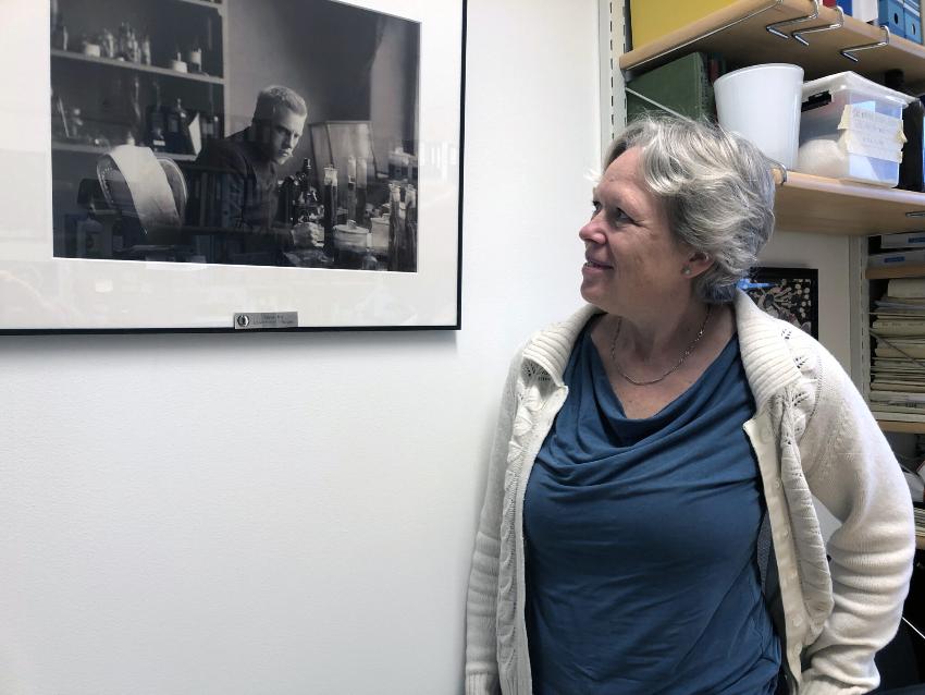 Fotografiet av Fridtjof Nansen ved skrivebordet sitt var en gave fra Universitetet i Bergen da Arven etter Nansen hadde oppstartsmøte i 2018. 