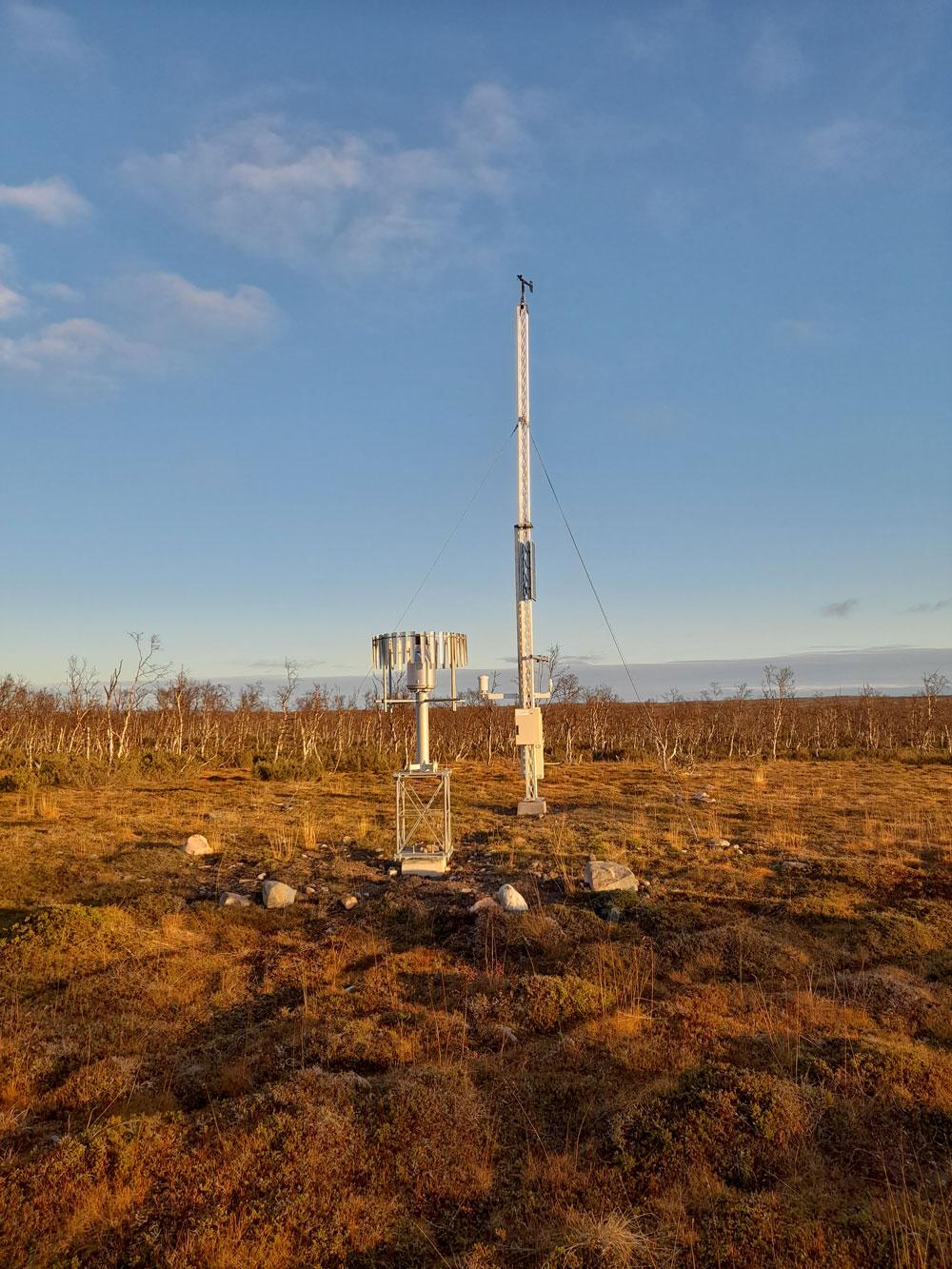 Vindmåler og liten mast ute op vidda