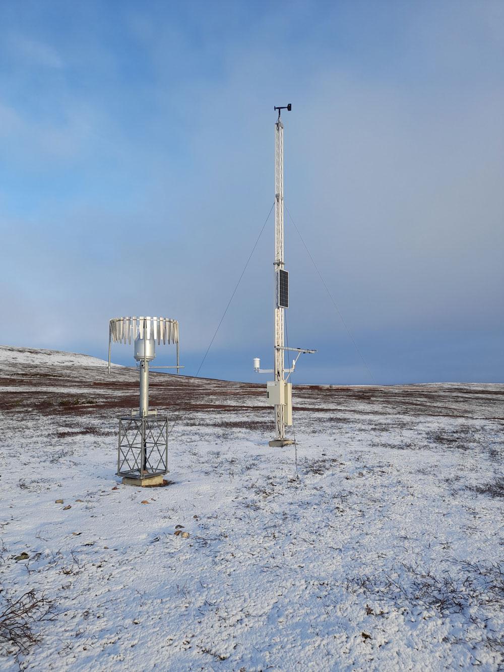 måler og antenne i snøen på vidda