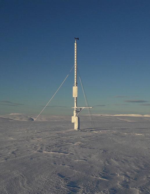 måler og antenne i snøen på vidda