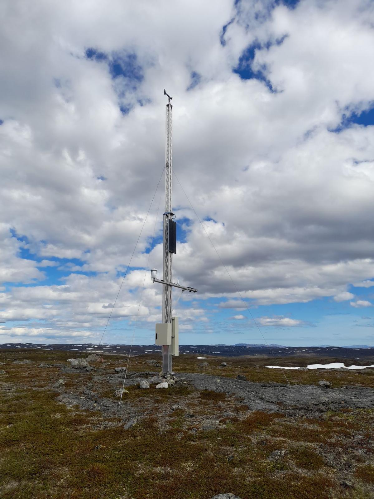 Vindmåler og liten mast ute op vidda