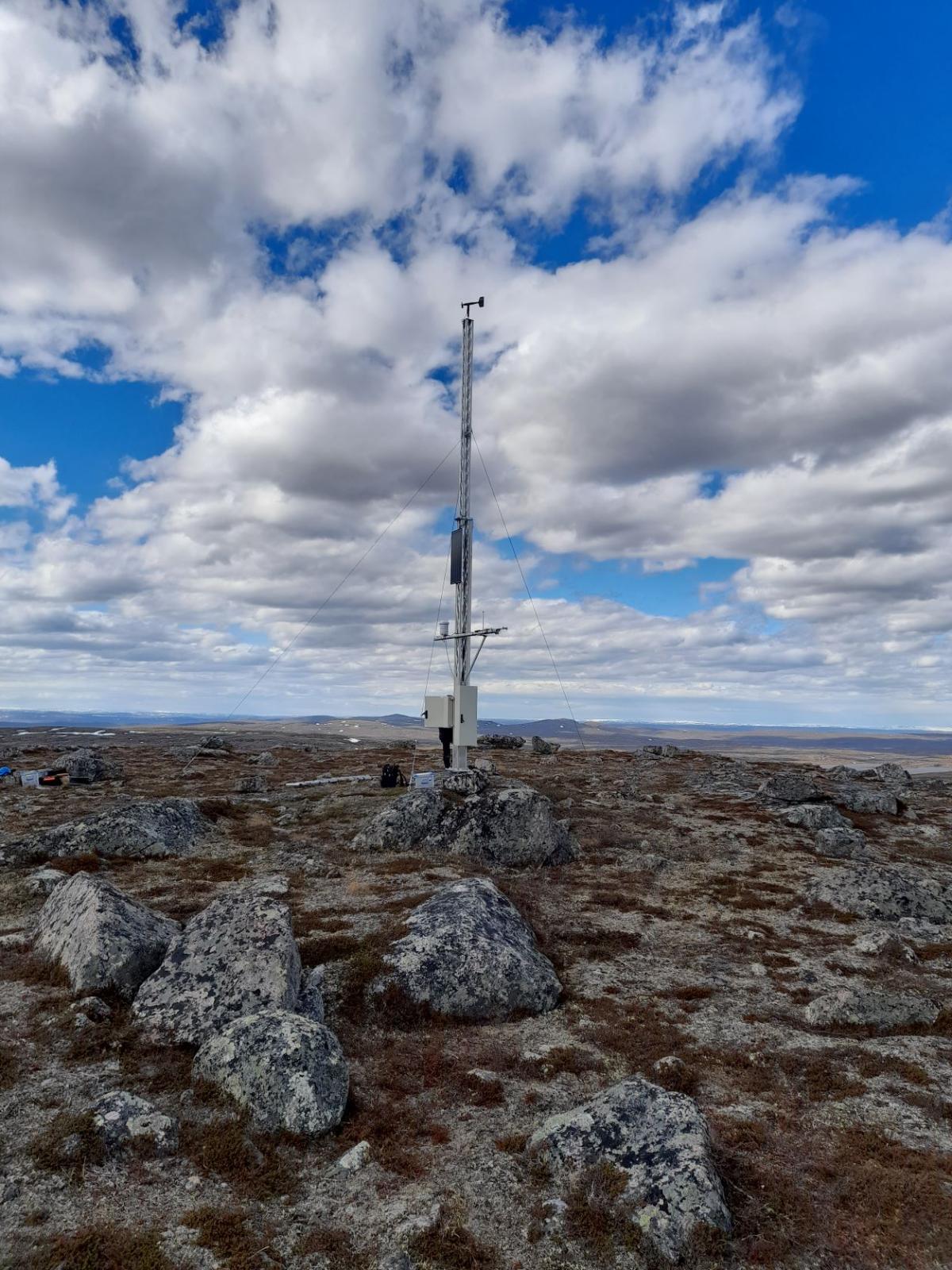 Vindmåler og liten mast ute op vidda