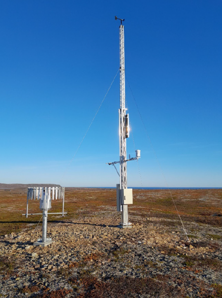 Vindmåler og liten mast ute op vidda