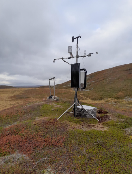 Vindmåler og liten mast ute op vidda