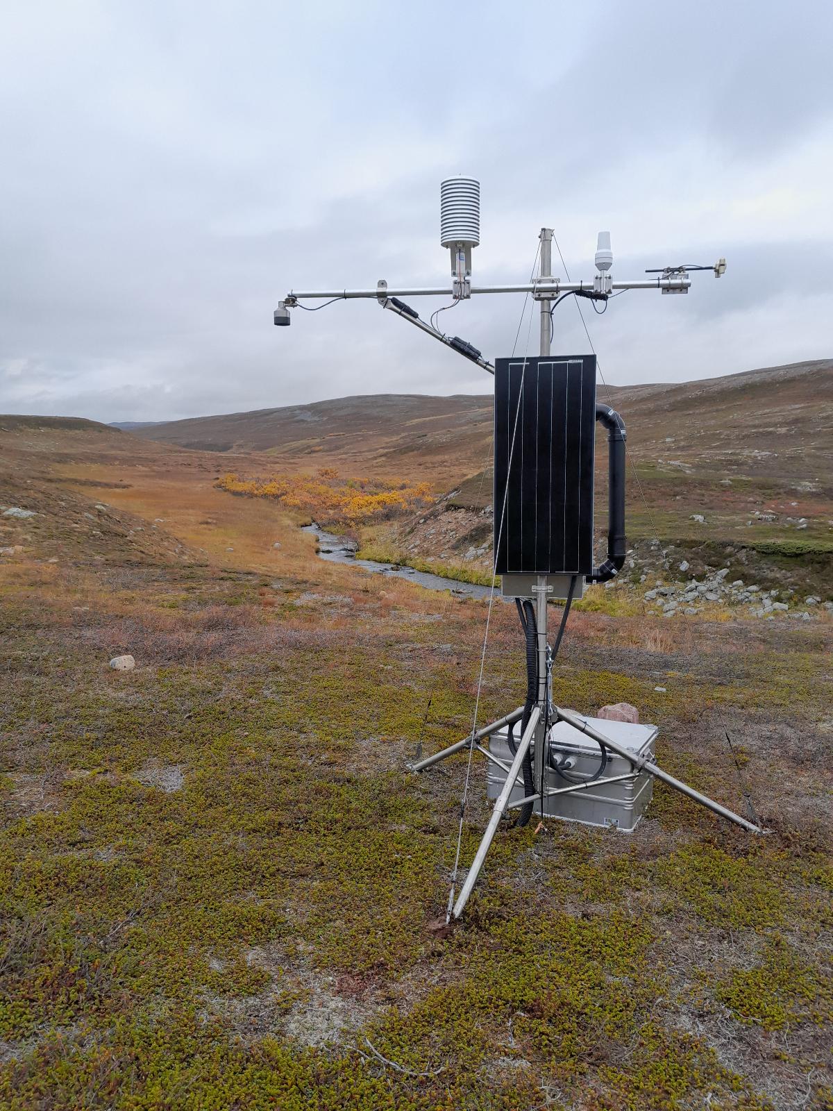 Vindmåler og liten mast ute op vidda