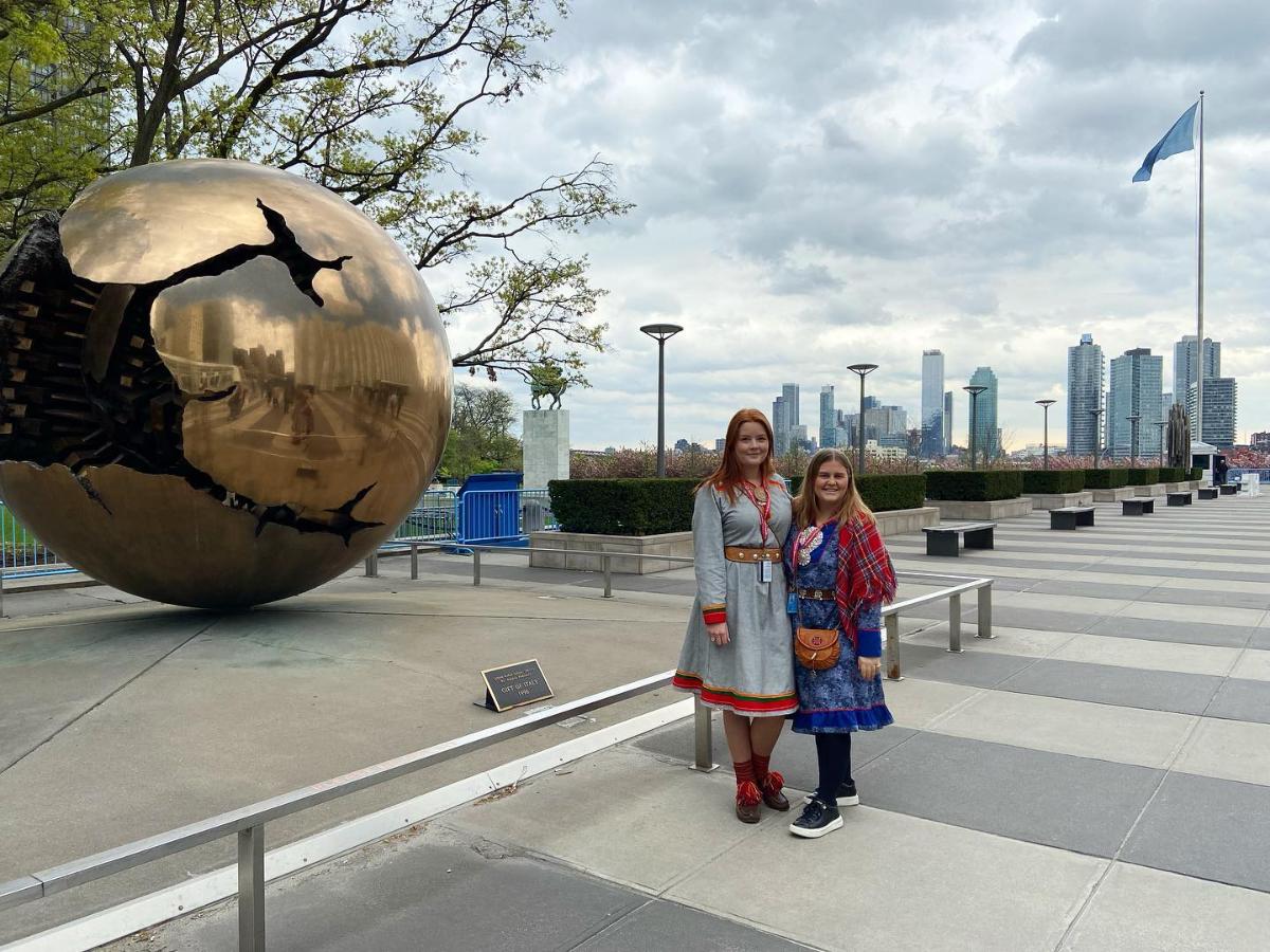 Oda og Otilie poserer foran en skulptur i New York.