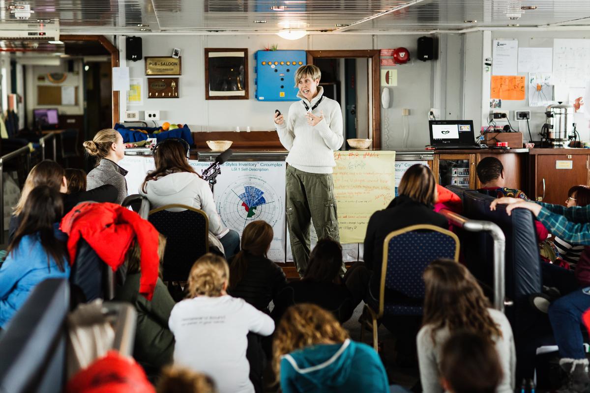 Fern Wickson underviser ombord på et skip