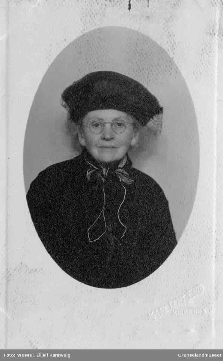 Selvportrett av Ellisif Wessel ca. 1940. Hun var fotograf, forfatter og politisk aktivist. Hun var inspirert av kommunismen i Russland og ble en av pionerene i arbeiderbevegelsen i Finnmark på begynnelsen av 1900-tallet. 