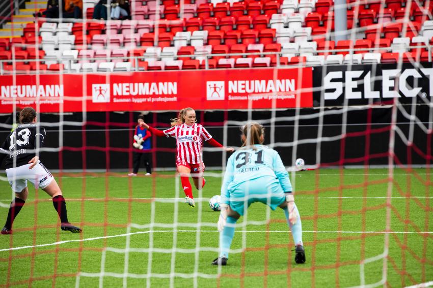Ina Birkelund skyter mot mål. TIL2020 - Hønefoss. 1 divisjon
