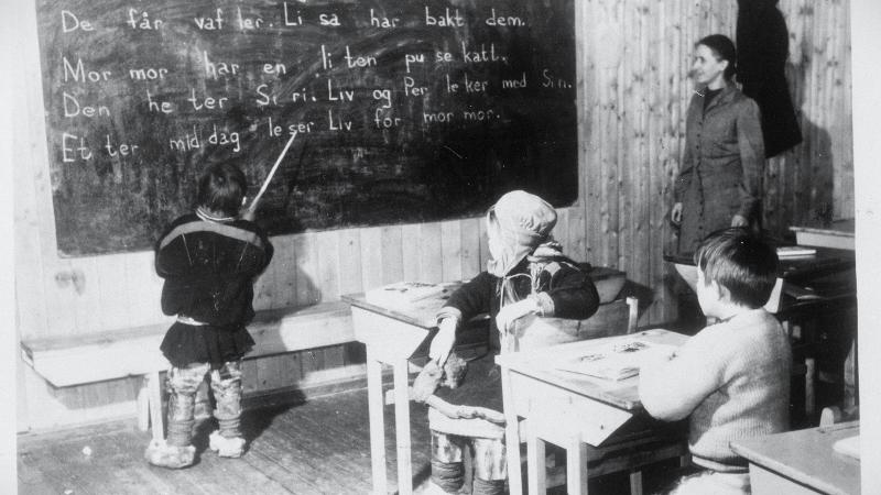 samiske barn i klasserom på internatskole i svart hvitt