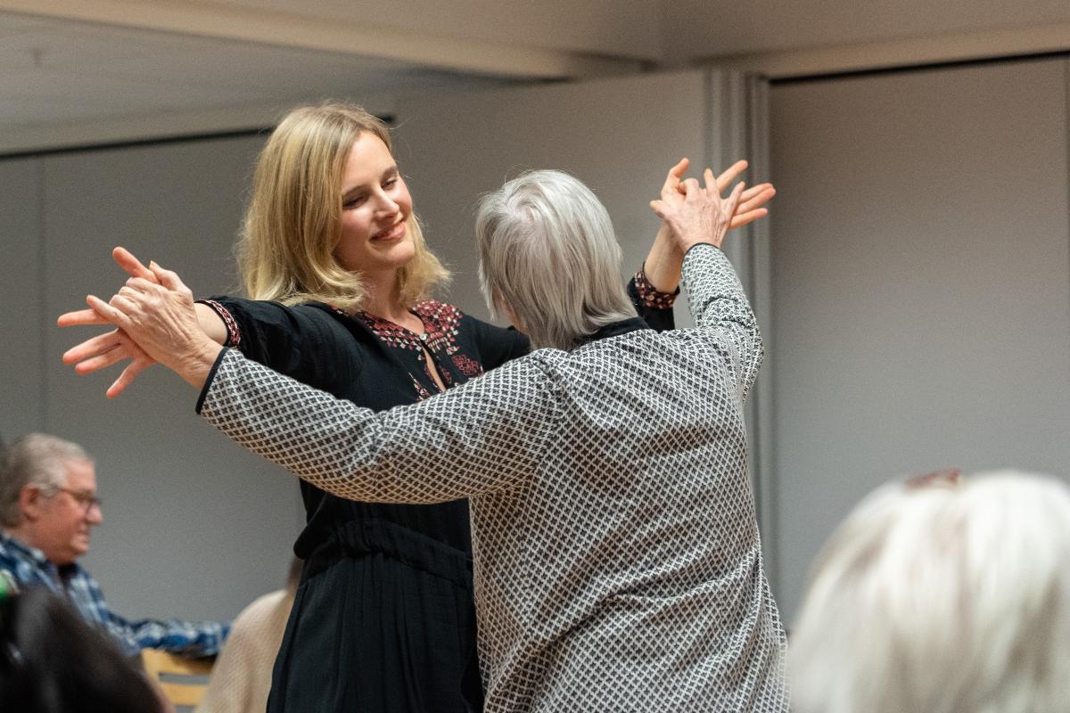 Forsker og person med demens danser sammen