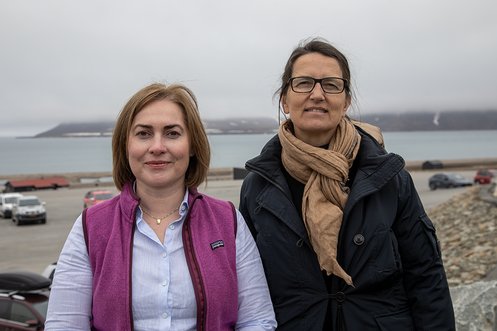 Prorektor for forskning og utvikling ved UiT, Camilla Brekke (t.v.) på flyplassen i Longyearbyen, sammen med Sandrine Lacombe som er professor og viserektor ved Paris Saclay Université og leder av EUGLOH. 