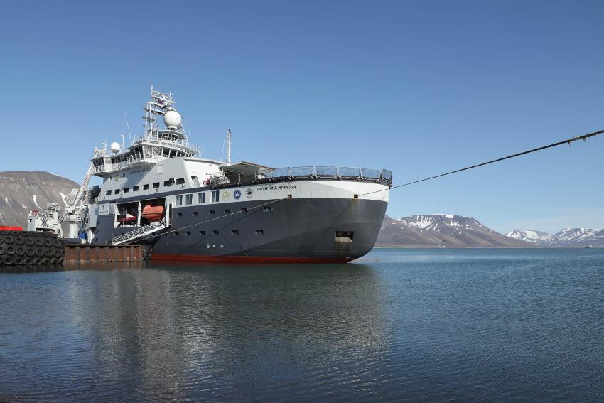 Forskningsfartøyet Kronprins Haakon til kai i Longyearbyen.