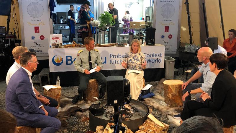 Flere personer rundt et b&aring;l i en lavvo