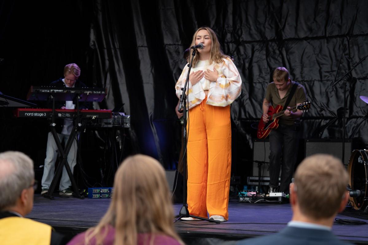 Ingeborg Molund med band spelte to låter på opninga i Tromsø.