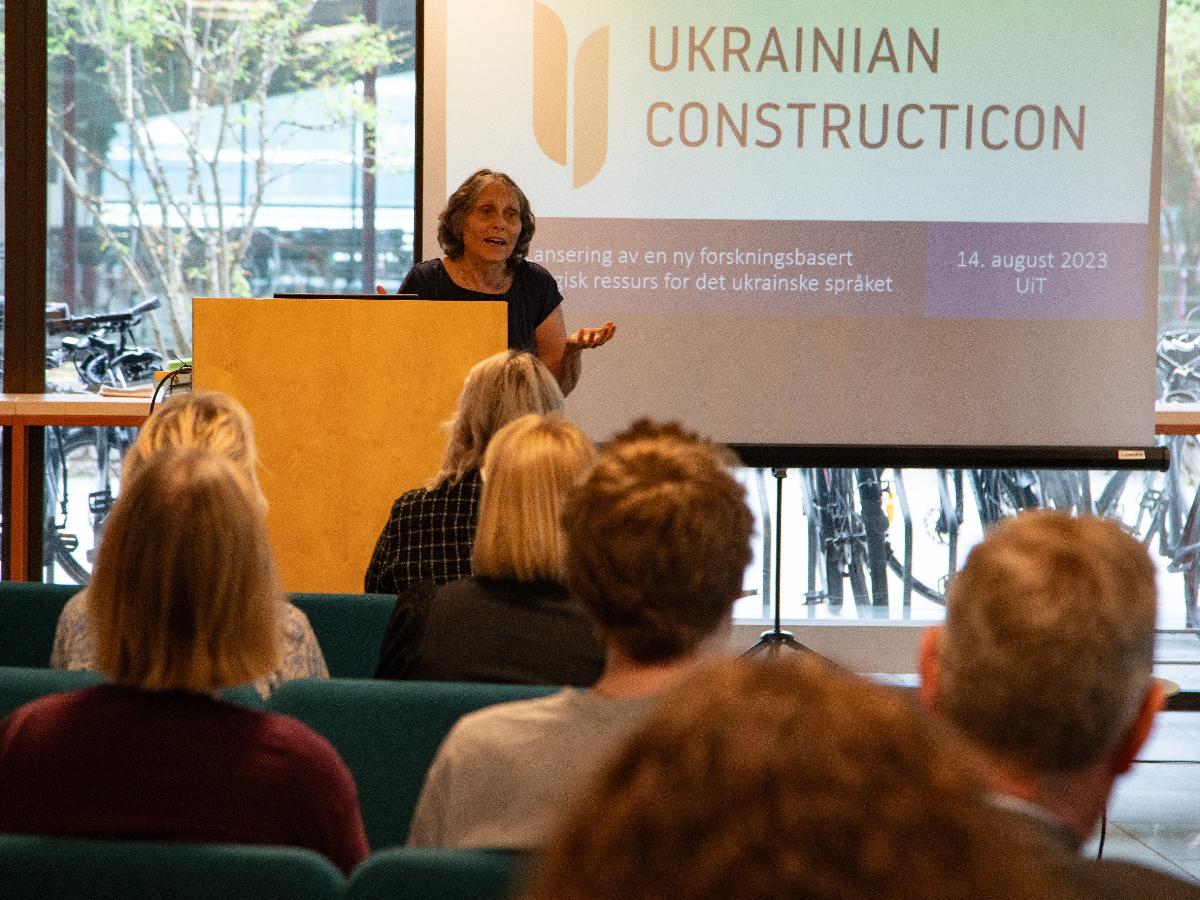 Førsteamanuensis Yulia Palii, ved Institutt for språk og kultur presenterte Det ukrainske konstruktikonet, under lanseringen av programmet 14. august. Det skjedde på Universitetsbiblioteket ved UiT, 14. august.