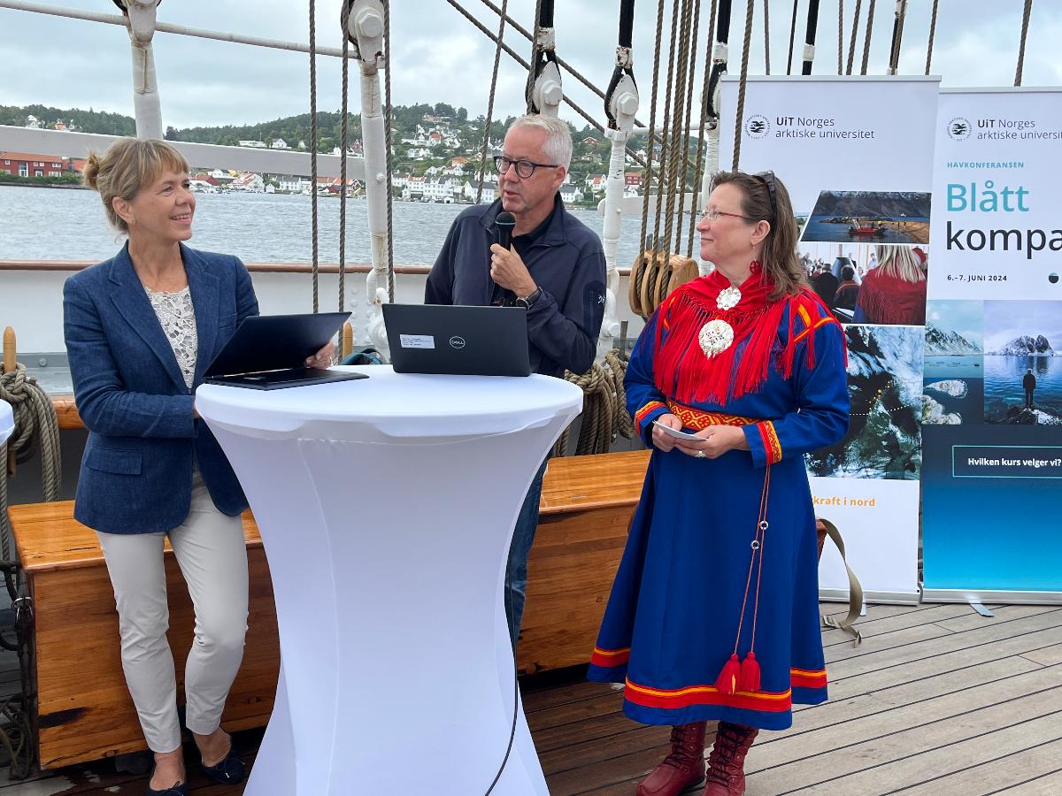 Tre personer ved et bord