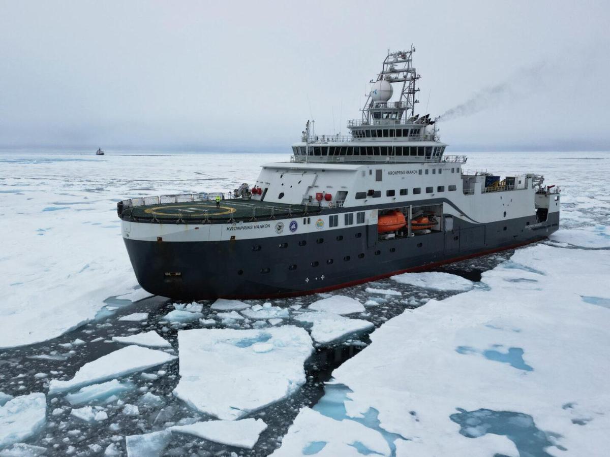 Forskningsfart&oslash;yet Kronprins Haakon i isen under toktet som har g&aring;tt gjennom hele sommeren. 