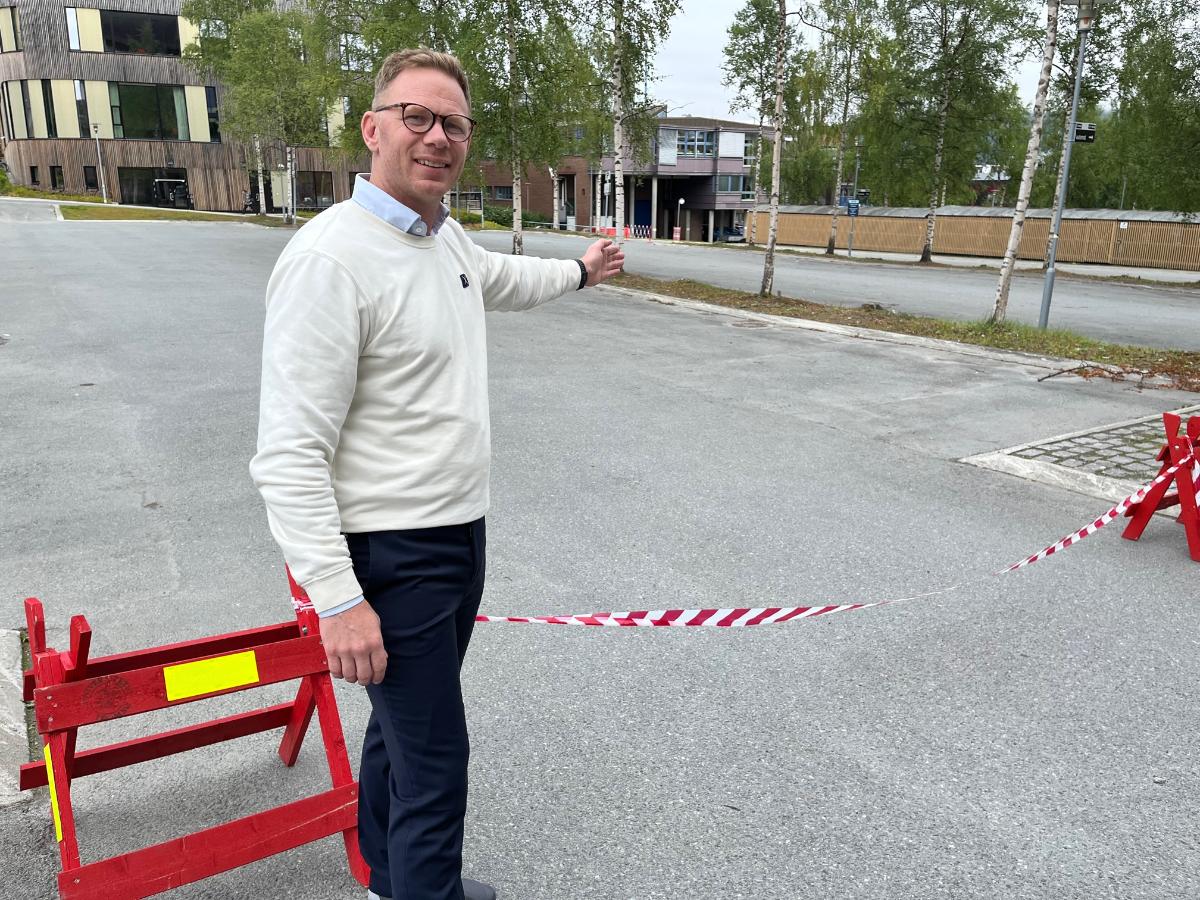 Eiendomsdirektør Fredrick Juul Walløe foran parkeringsplassen som har vært brukt til besøkende. 