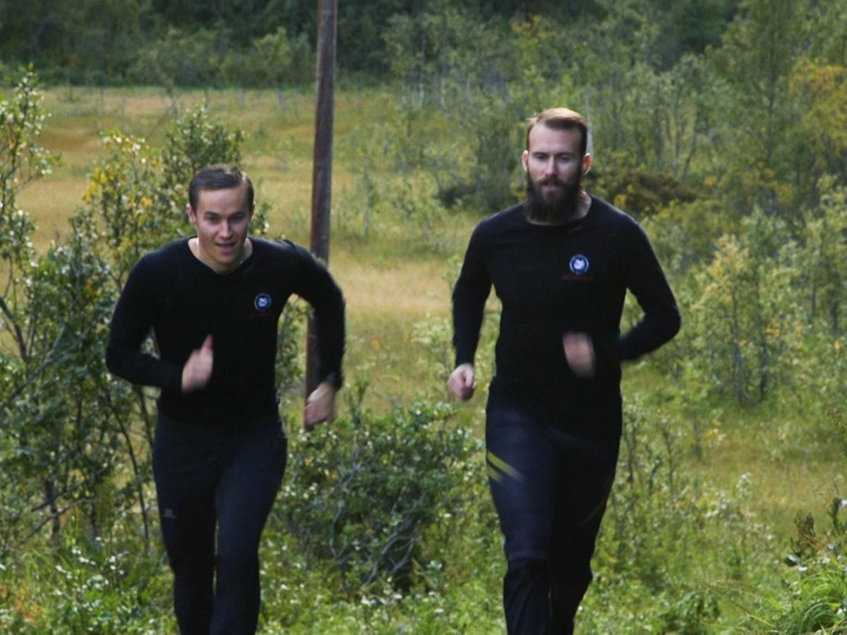 To menn som springer på en natursti. 