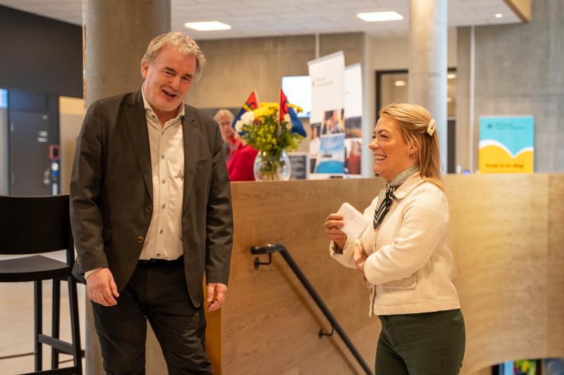 Trond Trosterud er forsker innen samisk språkteknologi ved UiT, et av fagmiljøene som tildeles midler i neste års statsbudsjett. Her i munter samtale med statsråd Sandra Borch.  