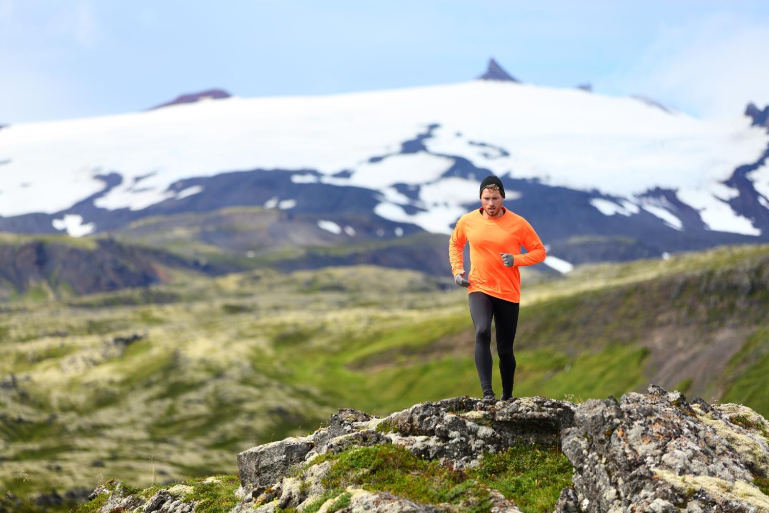 mann som l&oslash;per p&aring; fjellet