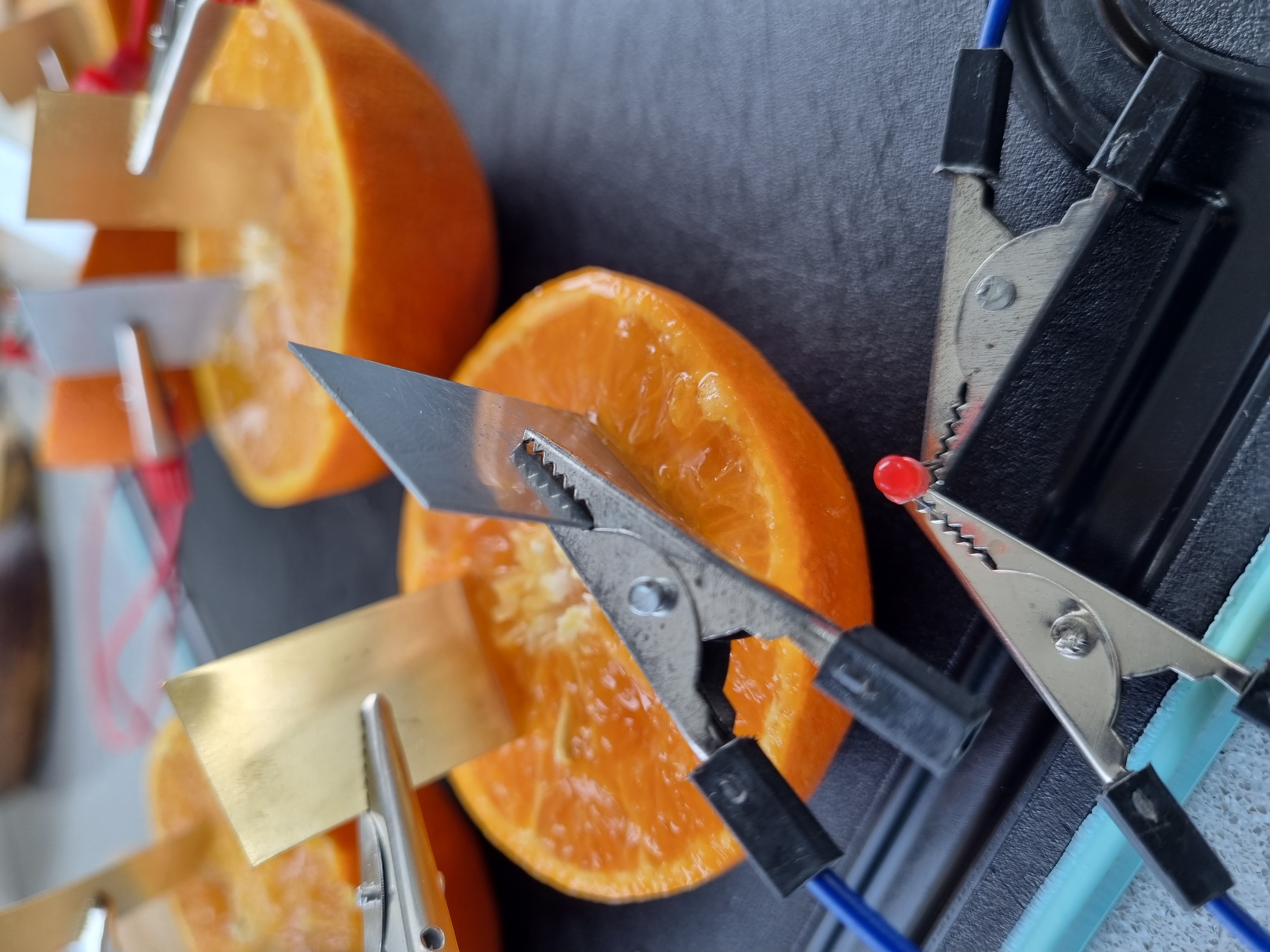 appelsin med batteriledninger