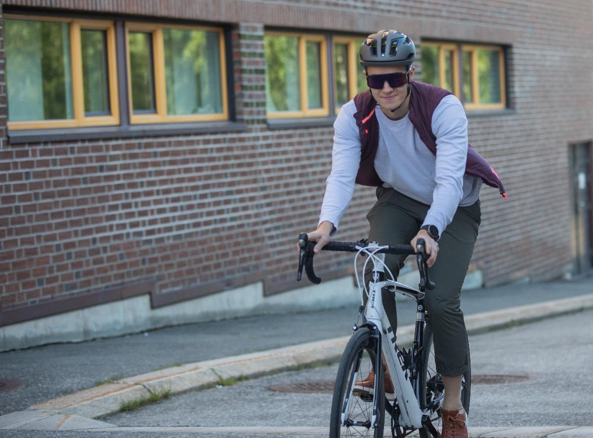 Mann med solbriller p&aring; sykkel. 