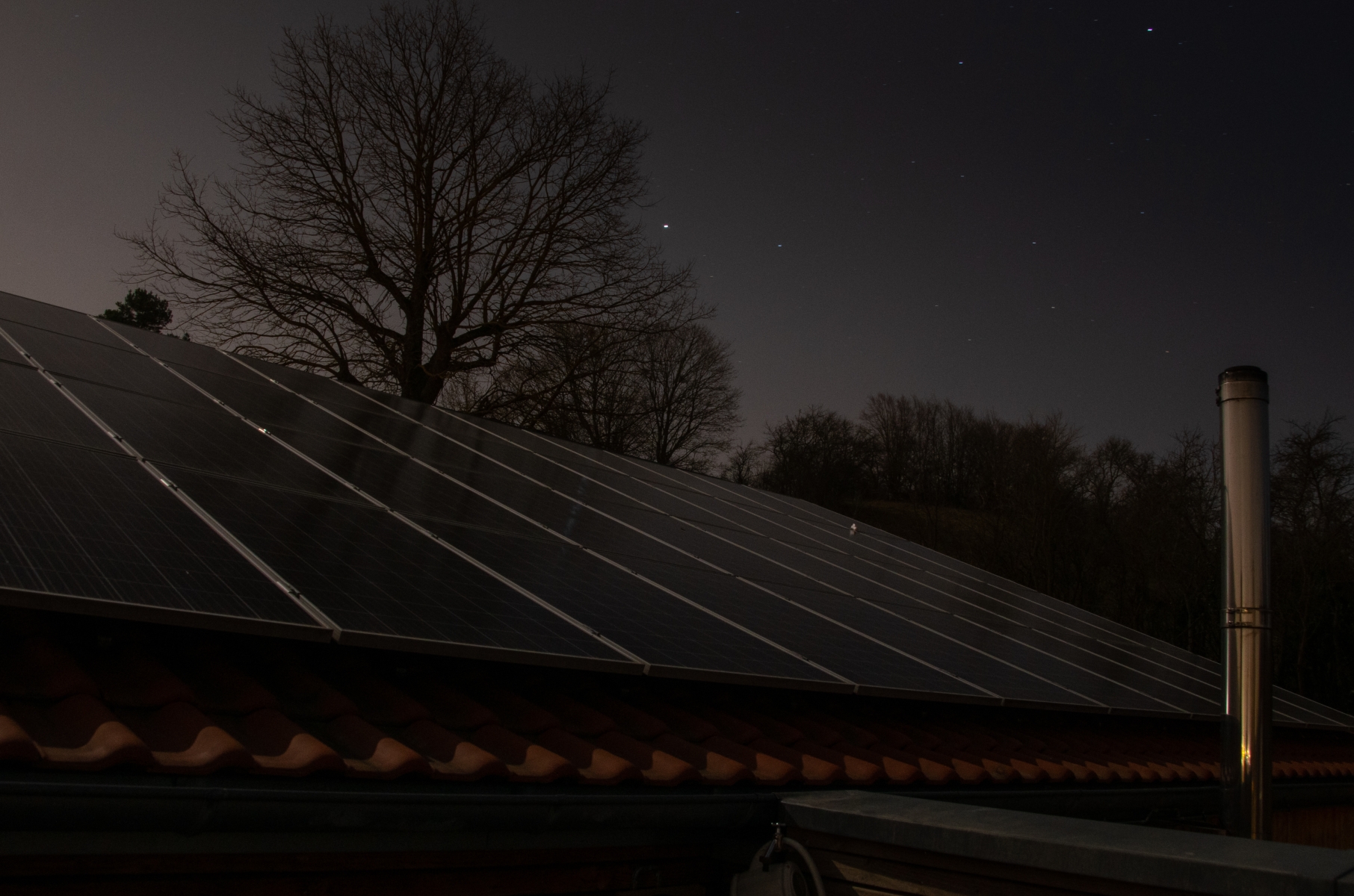 46664987-photovoltaic-system-in-front-of-night-sky-with-stars.jpg nattehimmel og solcellepanel