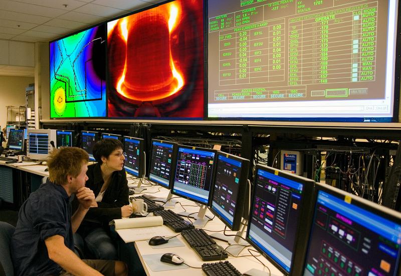 Kontrollrommet for tokamaken Alcator C-Mod ved MIT Plasma Science and Fusion Center.
