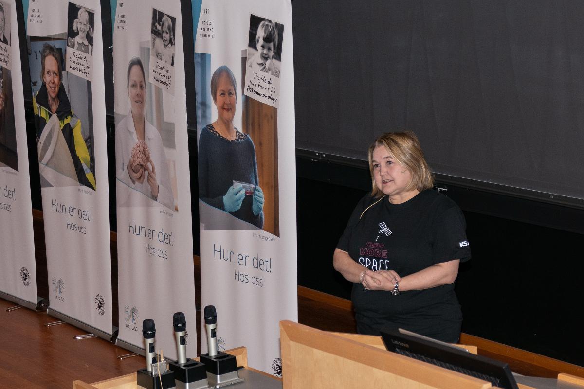 GODE ARBEIDSPLASSER: May Liss Wasmuth fra KSAT holdt et inspirerende foredrag om hennes arbeidshverdag. Foto: Kai Mortensen / UiT