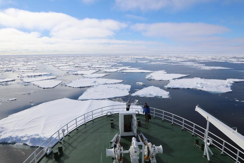 Bilde av isflak tatt fra skip
