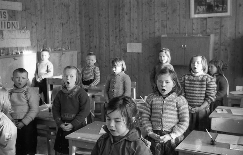 Barn som synger i et klasserom