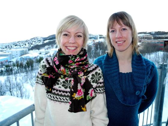 To kvinner utend&oslash;rs om vinteren