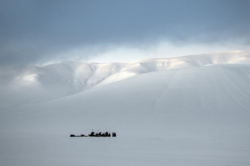 Folk ute i villmarken på Svalbard