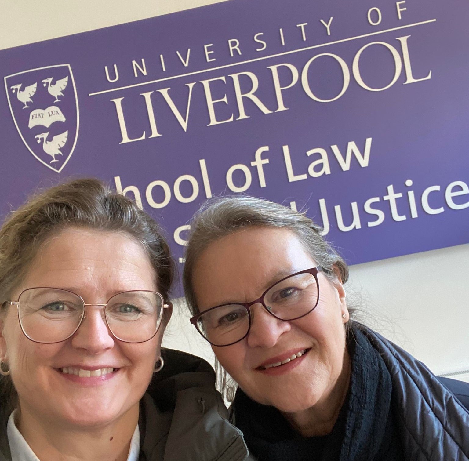 Et selfiefoto av Trude og Lena, med et Law school-banner i bakgrunnen.