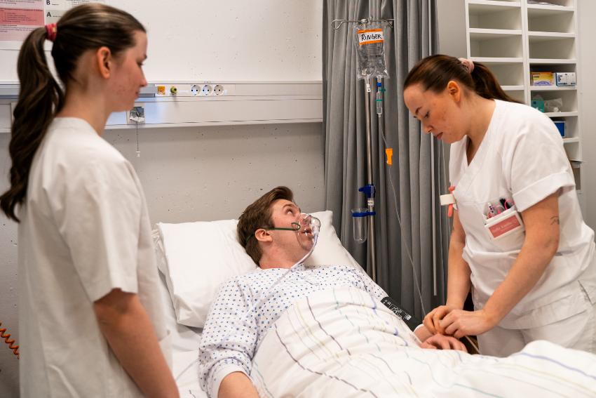 Sykepleierstudenter øver på pasient