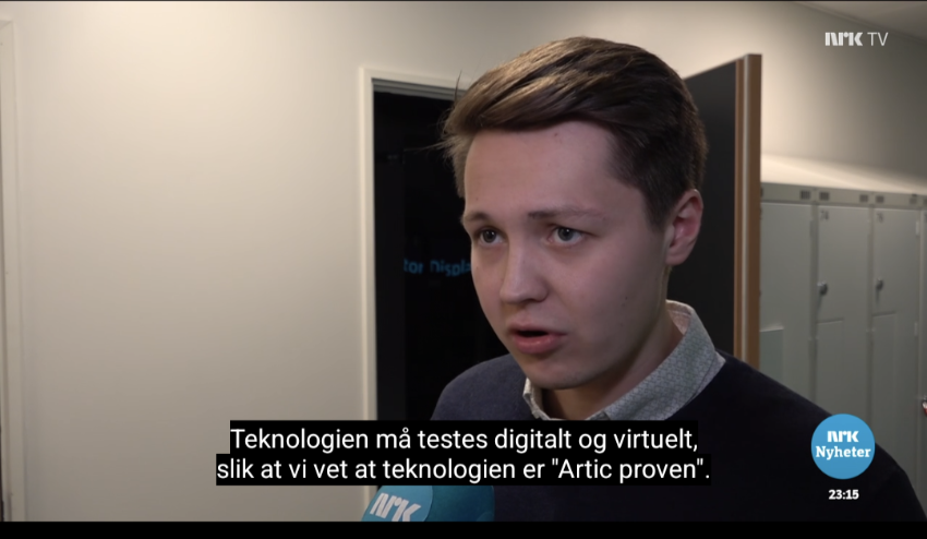 Brynjar A. Saus avbildet under intervju med NRK.